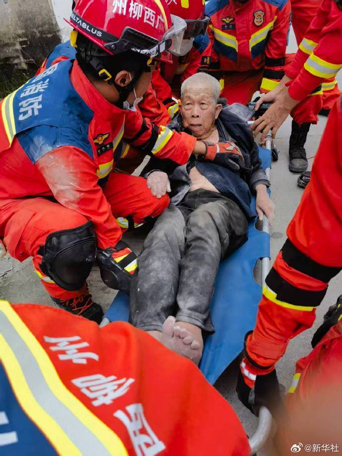 柳州地震一名91岁老人被救出