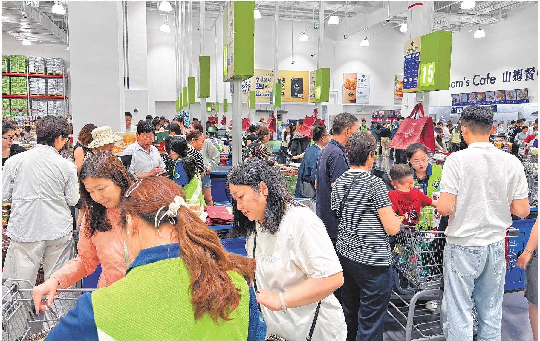 5月15日，济南山姆会员商店正式开业。图为市民在收银台结账。（□记者王鹤颖报道）