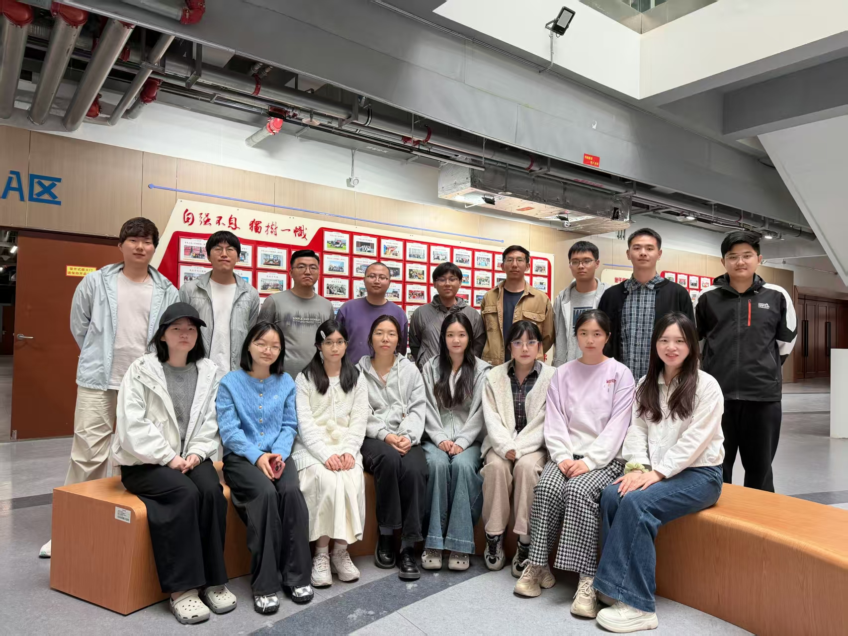 2024级敦煌学硕士班同学们合影