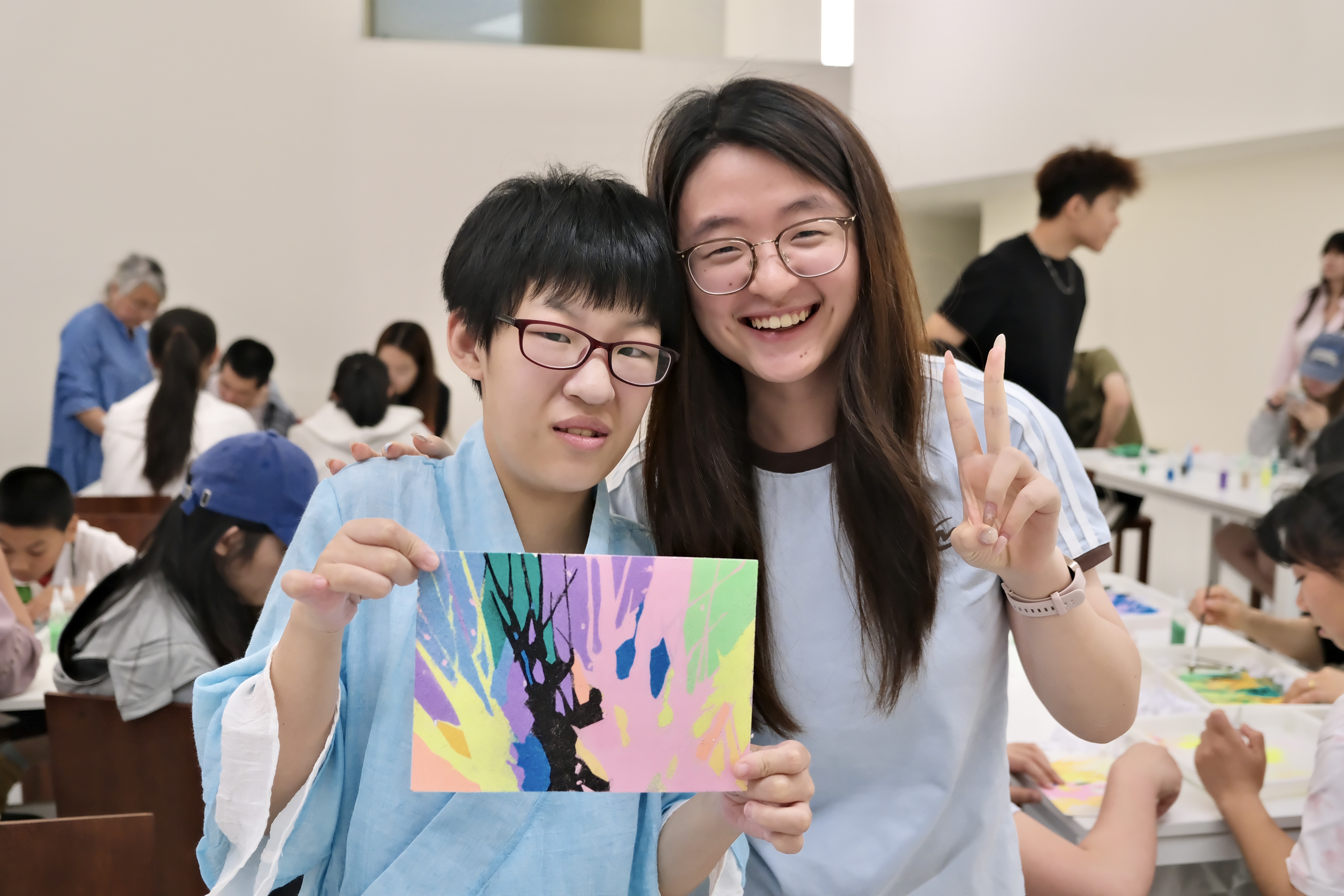 艺术点亮“星”光——浙江万里学院学子以陪伴与共情，融合美育实践走近“星星的孩子”