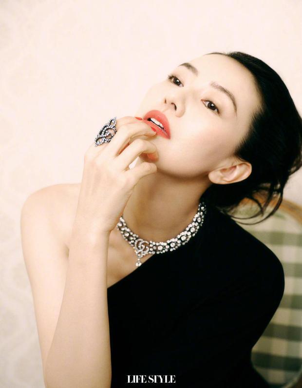高圆圆妩媚迷人，妆容精致。