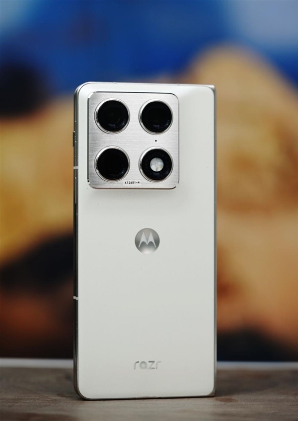 联想moto首款大折叠手机!moto razr fold图赏