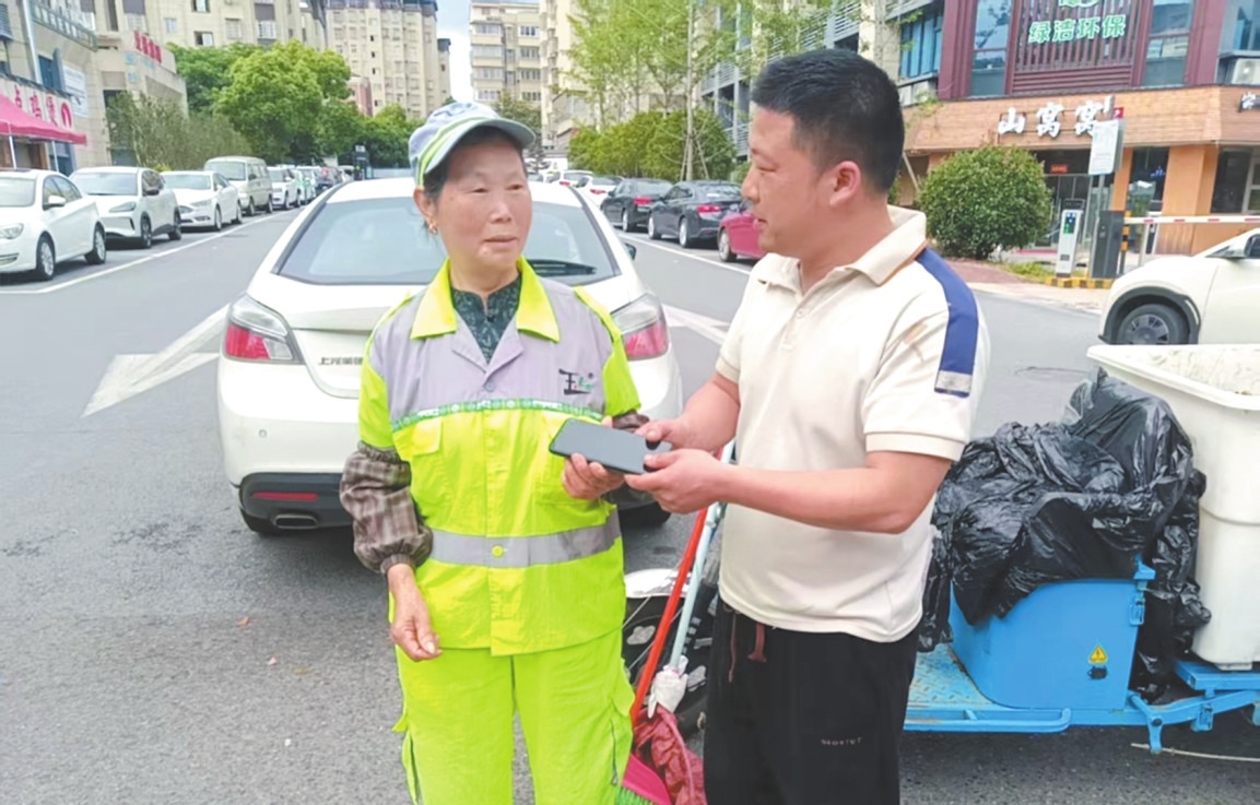 不会操作智能机 九江一环卫大姐原地守候归还遗失手机