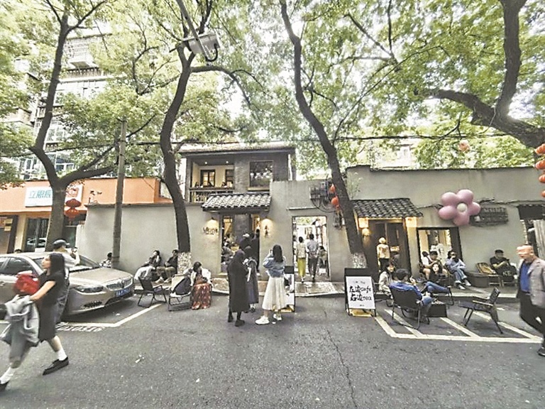 后墙里文化街区成为年轻人打卡热门地。本报全媒体记者 周 珺摄
