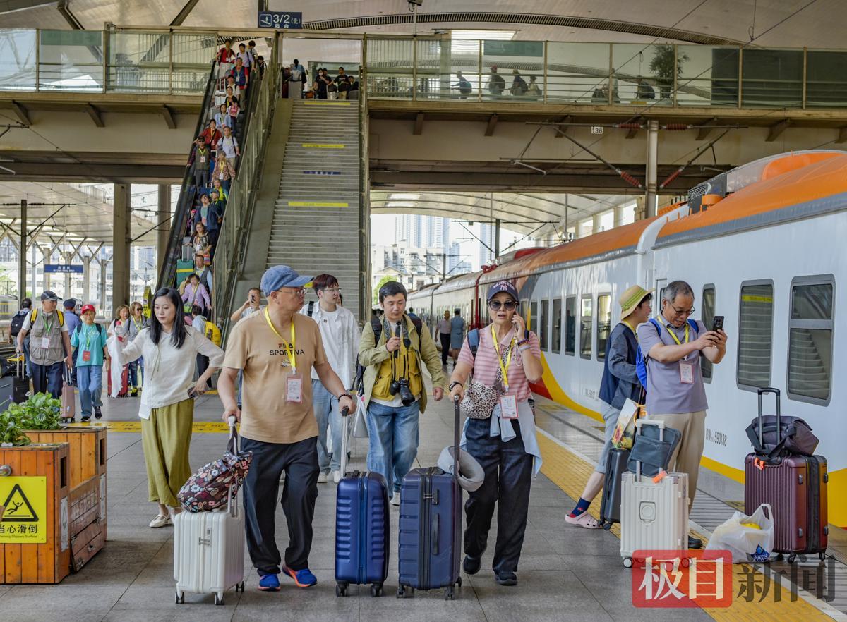 踏上新旅程,旅客开心