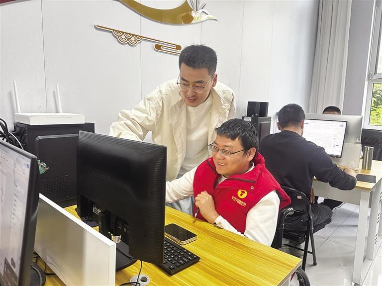 培训老师正在给员工解决AI工作中遇到的问题