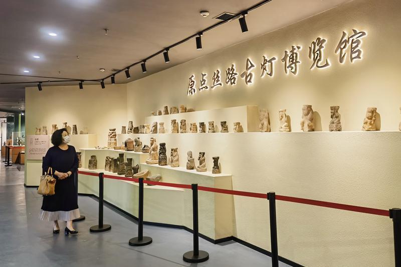 市民在原点丝路古灯博览馆参观 首席记者 吕聪 摄
