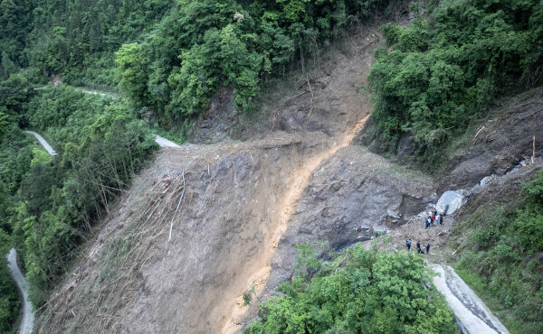(通往石门县南北镇金家河村红耀片区的道路被泥石流冲毁。湖南日报全媒体记者 李健 李璇 摄影报道)