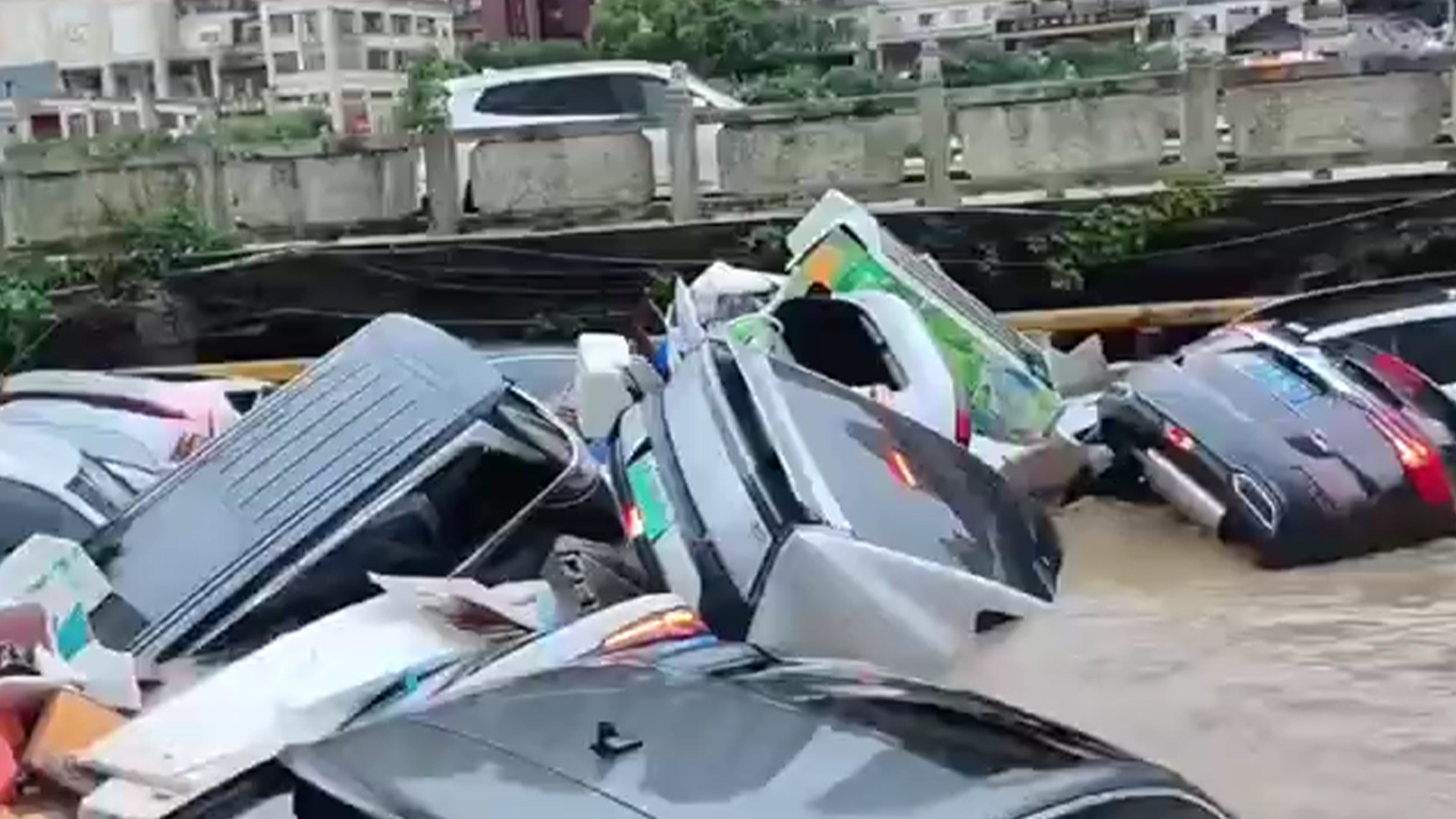 贵州都匀强降雨致内涝，多辆汽车被冲进河道堆积桥下，当地已将防汛应急响应提升至Ⅱ级