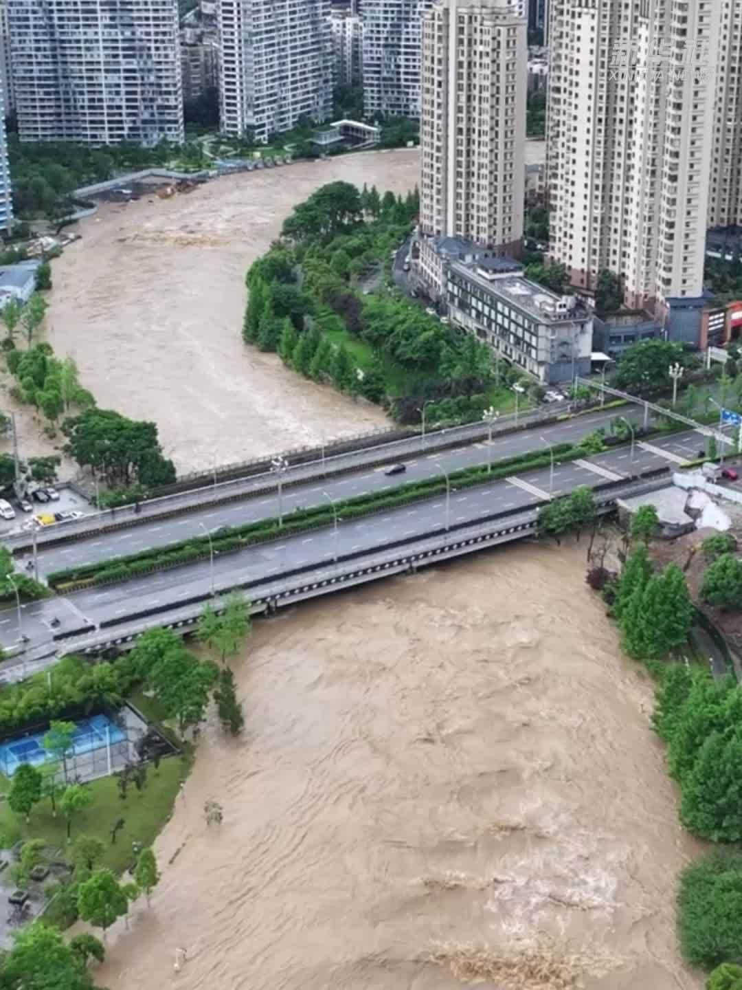 贵州5地遭遇特大暴雨 都匀市城区河道经历洪峰过境