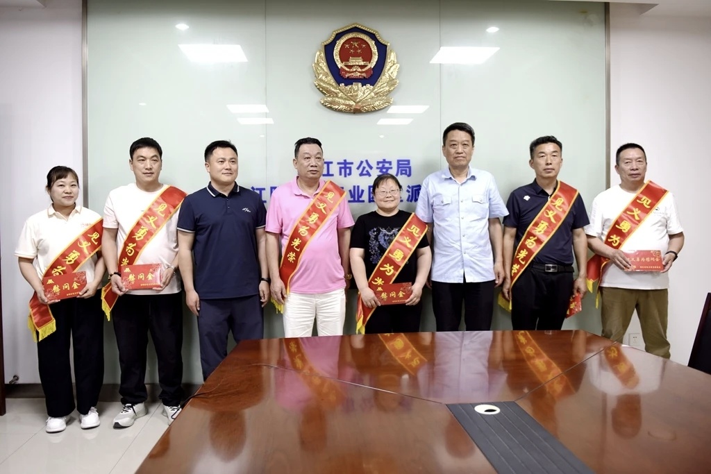 图为解红梅、徐巧林、李小明、王芳、姚永红、李来松(依次为绶带者从左往右)