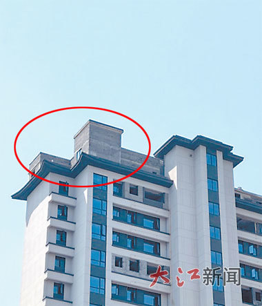 图中画圈处为违建层（反映人供图）
