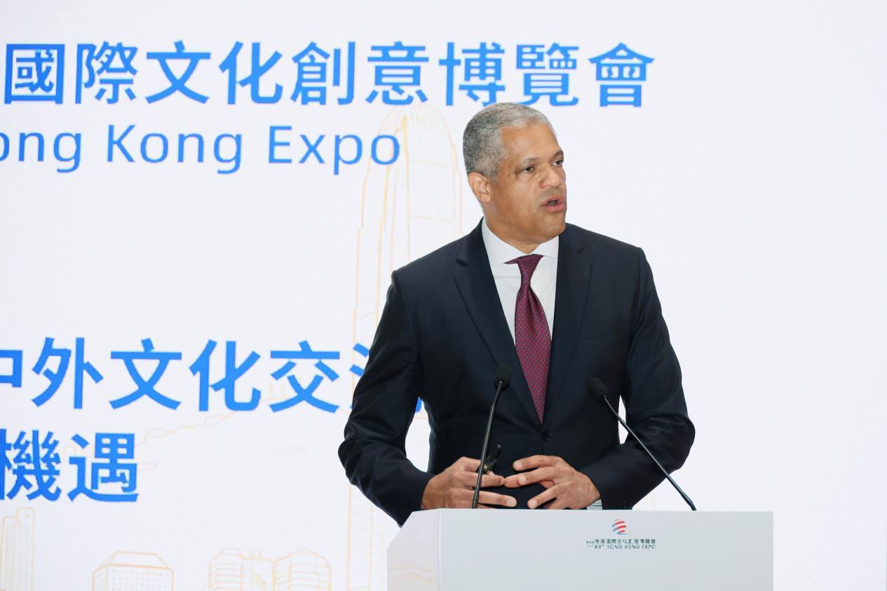 香港大学协理副校长Derek Collins发表演讲