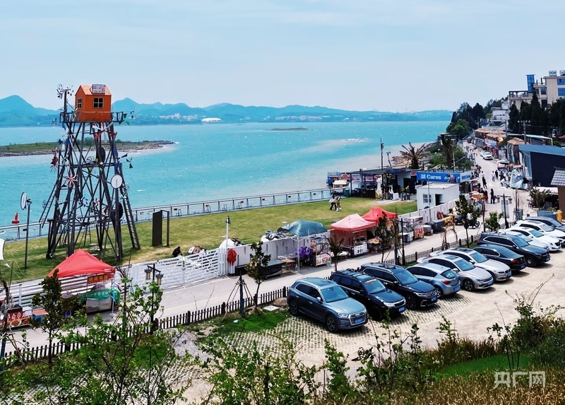 杉树村S形公路蜿蜒延展、环湖相依,秀美生态风光赋能乡村旅游发展(央广网记者 栾小琳 摄)