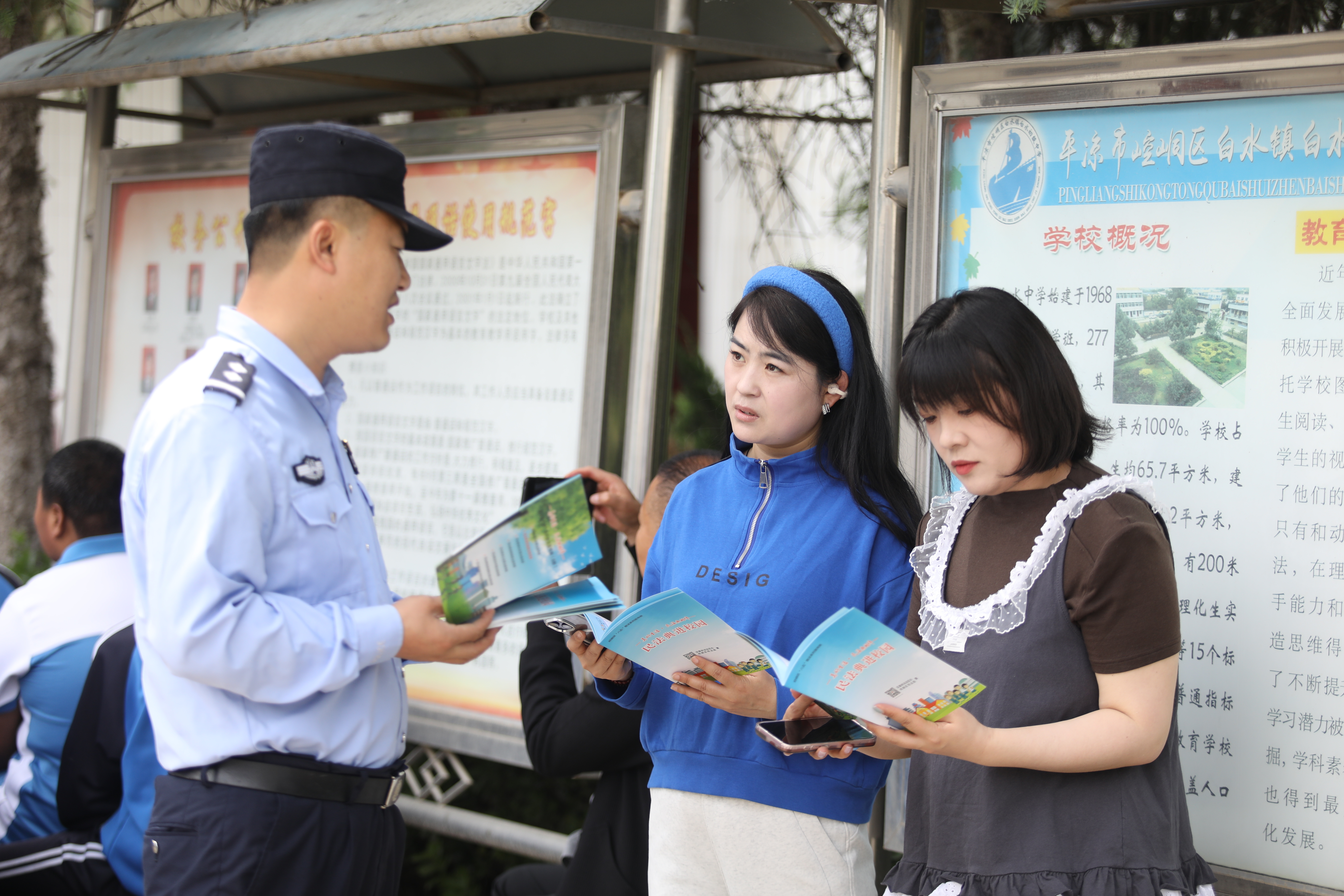 图3为民警走进辖区初级中学开展民法典主题法治宣讲活动(崆峒区融媒体中心供图).jpg