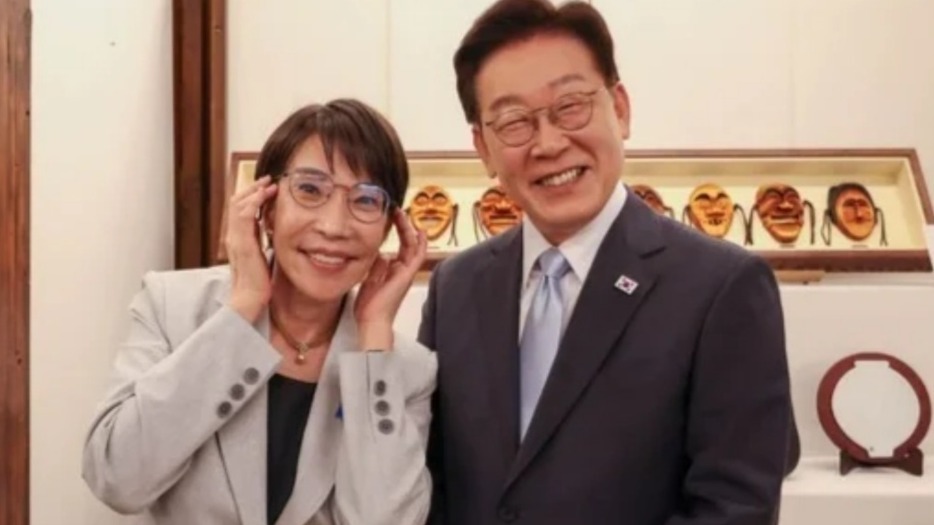 高市早苗一把拿过眼镜戴在自己脸上，李在明愣了一下