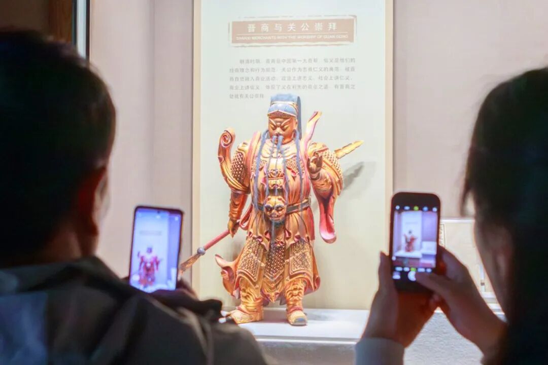 观众打卡关公像
