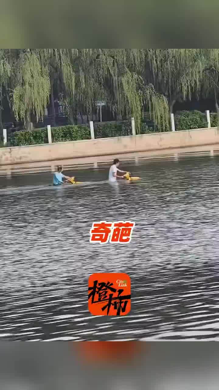 两男子湖中骑共享电单车水深至车座
