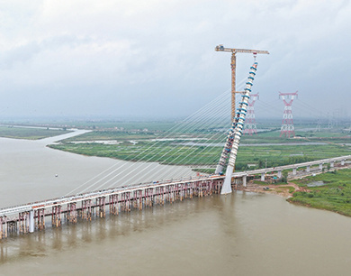 南昌市鄱阳湖旅游公路将军洲大桥主塔封顶 6月具备通车条件