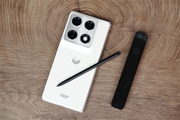 联想moto首款大折叠手机!moto razr fold图赏