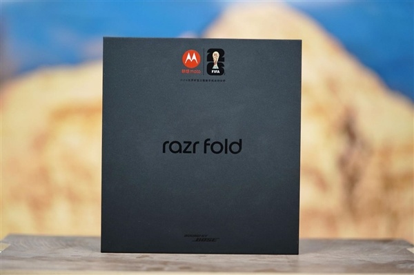 联想moto首款大折叠手机!moto razr fold图赏
