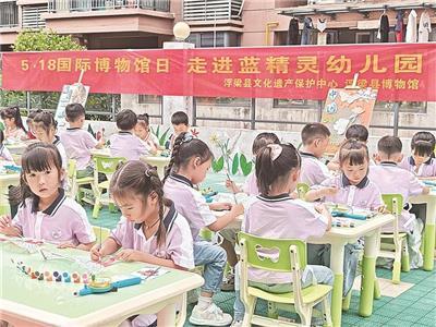 孩子们正在手绘风筝。