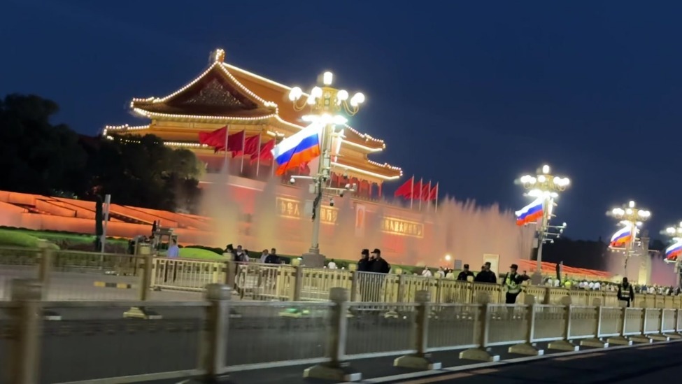 普京即将抵达北京，长安街挂上中俄两国国旗