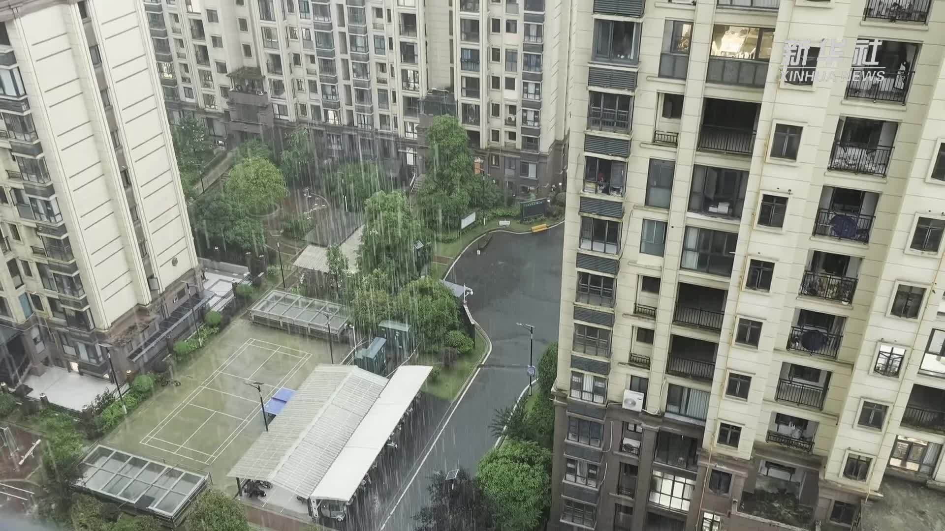 江西上高：遭遇短时强降雨 城管应急排涝保畅通