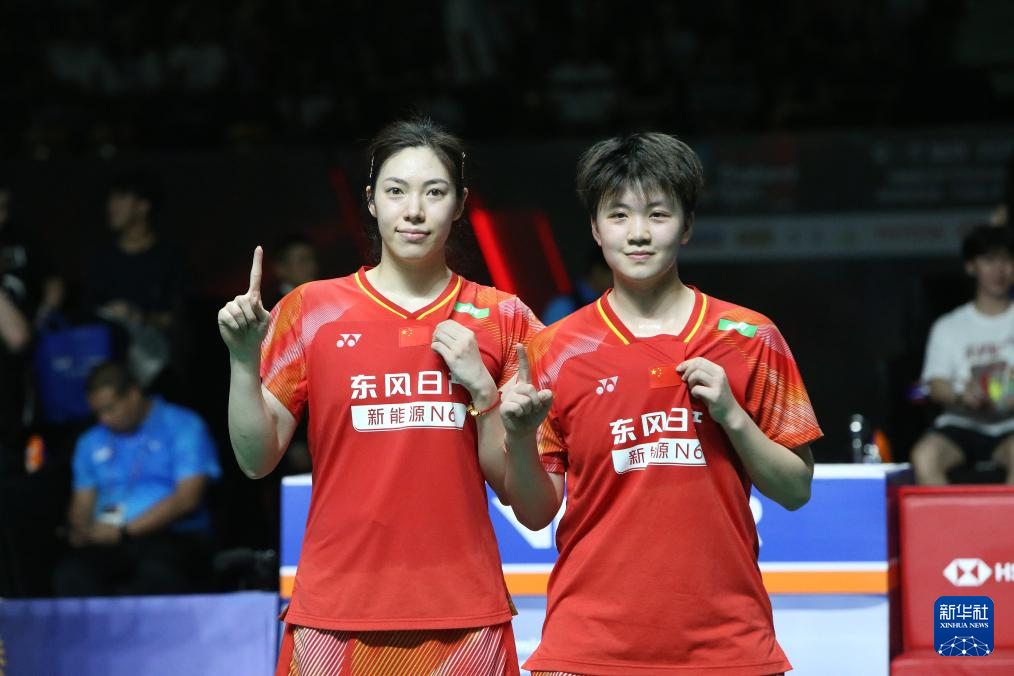 5月17日，中国组合鲍骊婧（左）/曹梓涵在比赛后庆祝胜利。