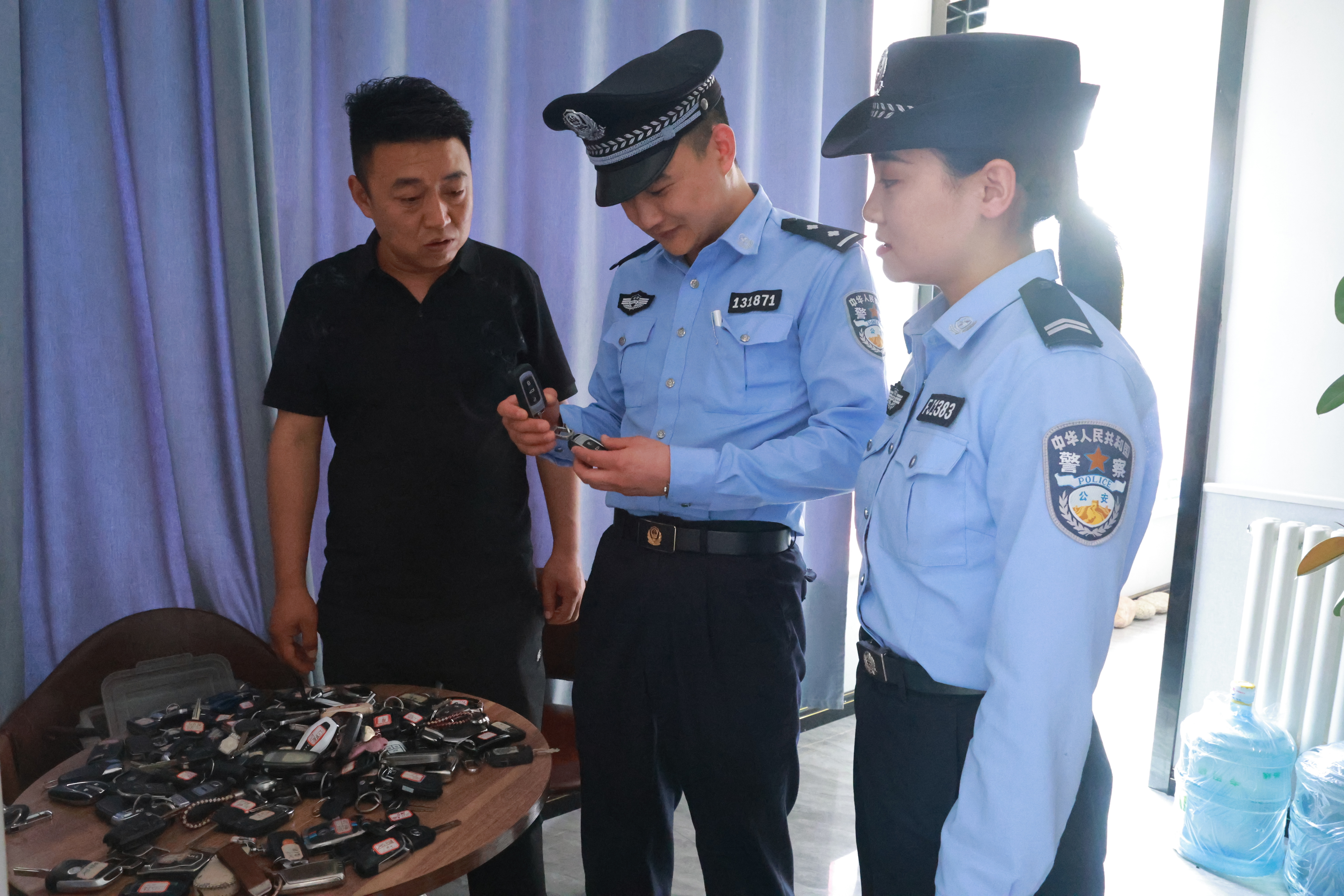 图2为民警深入辖区二手车交易市场开展安全检查与普法宣传活动(崆峒区融媒体中心供图).jpg