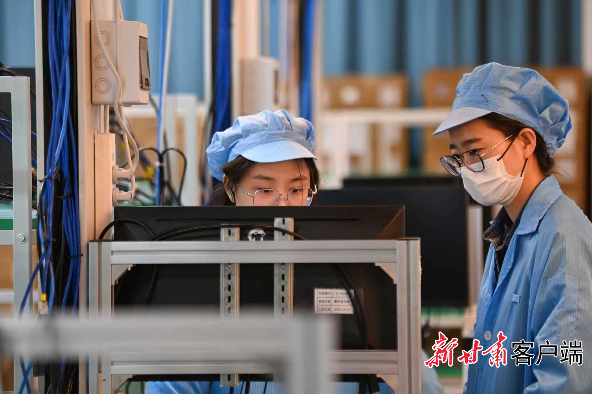 工人正在对信创计算机进行老化测试 新甘肃·甘肃日报记者 丁凯 摄
