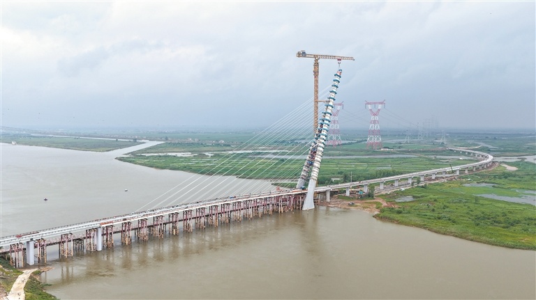 南昌市鄱阳湖旅游公路将军洲大桥主塔封顶 6月具备通车条件
