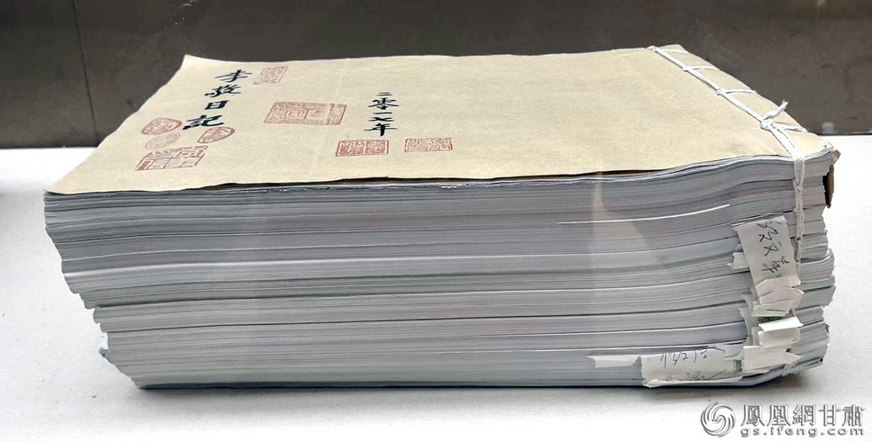 李敬四十余万字的日记手稿,堆叠起来将近一尺厚。肖生科 摄