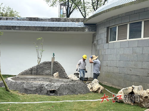 工人正在修砌水池。本文配图除注明外均由信息日报全媒体记者刘文琴摄