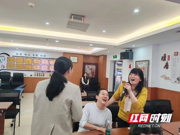 长沙市中医康复医院开办中途失明者自助互助培训班，大家互助教学实用技能，课堂氛围温暖有趣。