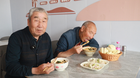邵寨镇新民村独居老人杨积科称赞道,“爱心食堂就是我的第二家”。