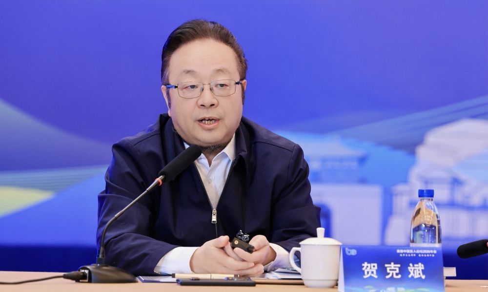 5月17日,中国工程院院士、清华大学碳中和研究院院长贺克斌在美丽中国百人论坛2026年会上作报告。(主办方供图)