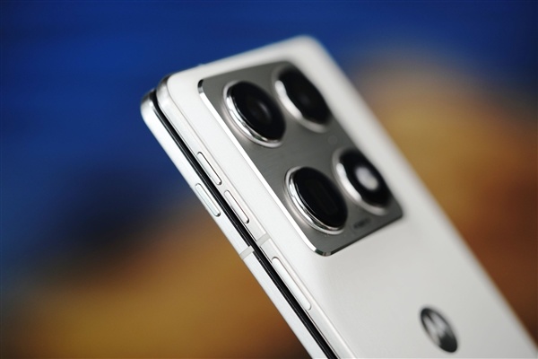 联想moto首款大折叠手机!moto razr fold图赏