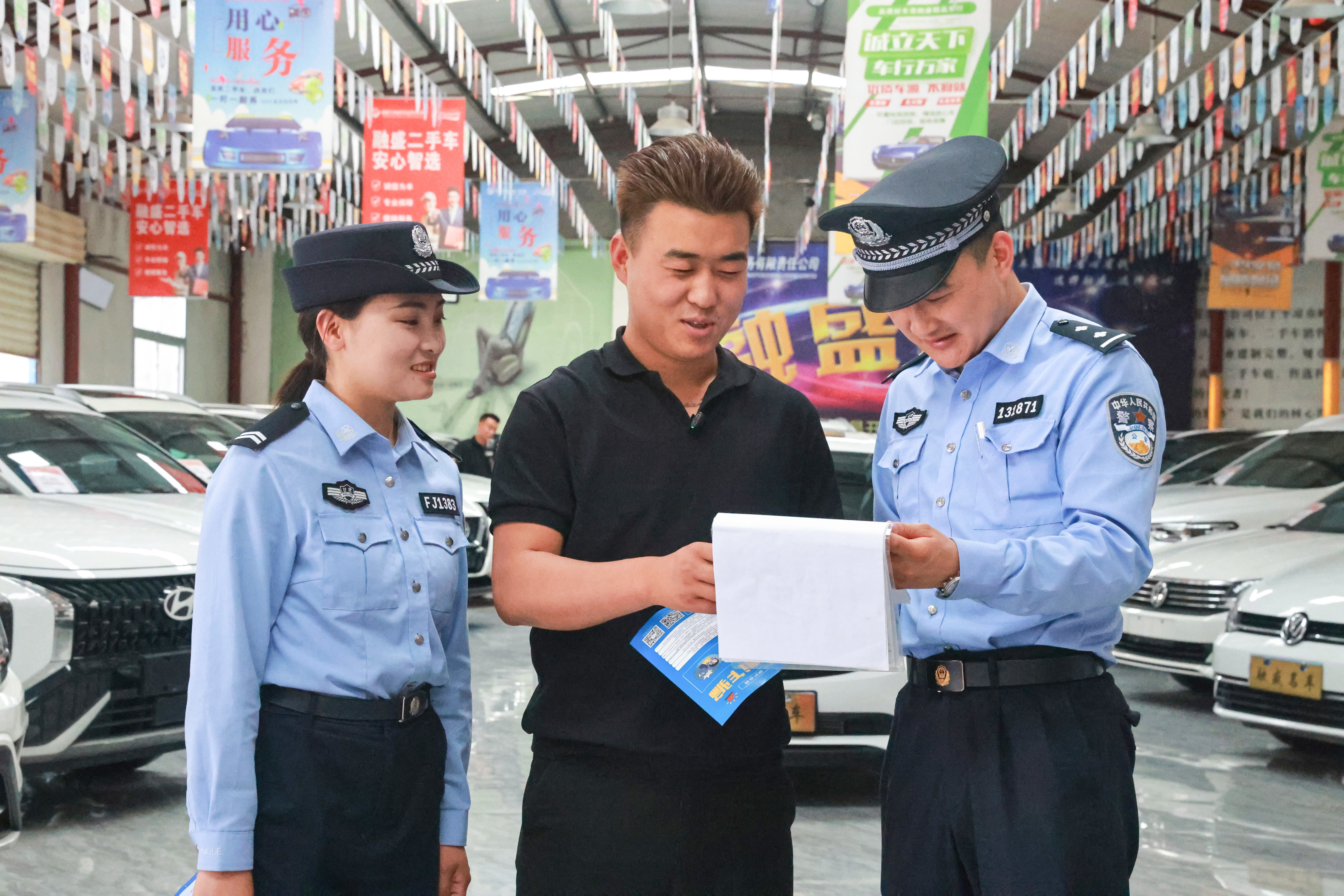 图3为民警深入辖区二手车交易市场开展安全检查与普法宣传活动(崆峒区融媒体中心供图).jpg