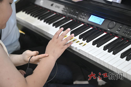 教师给孩子上音乐课