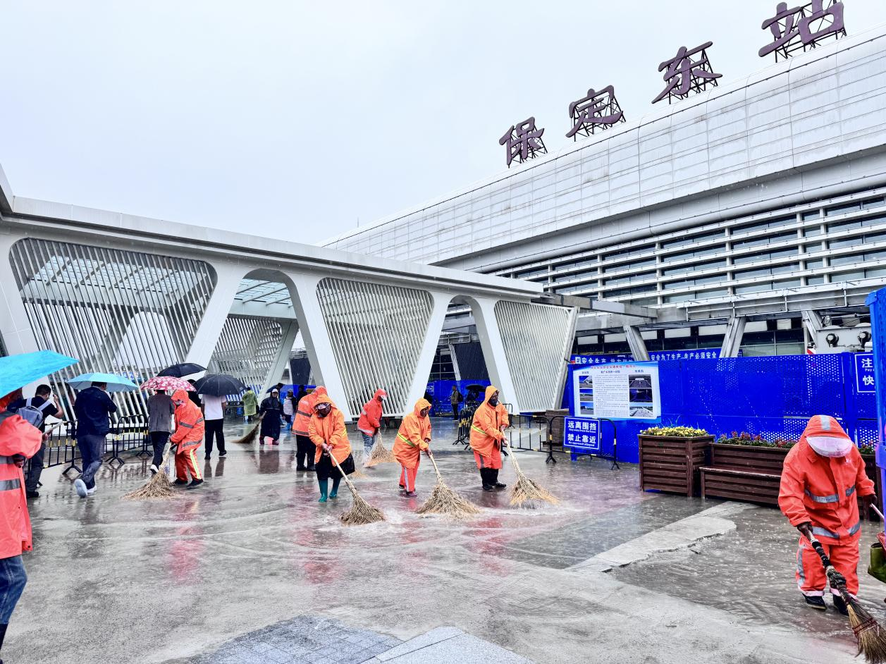 保定城市管理连夜迎战强降水,协同作业清积水保畅通