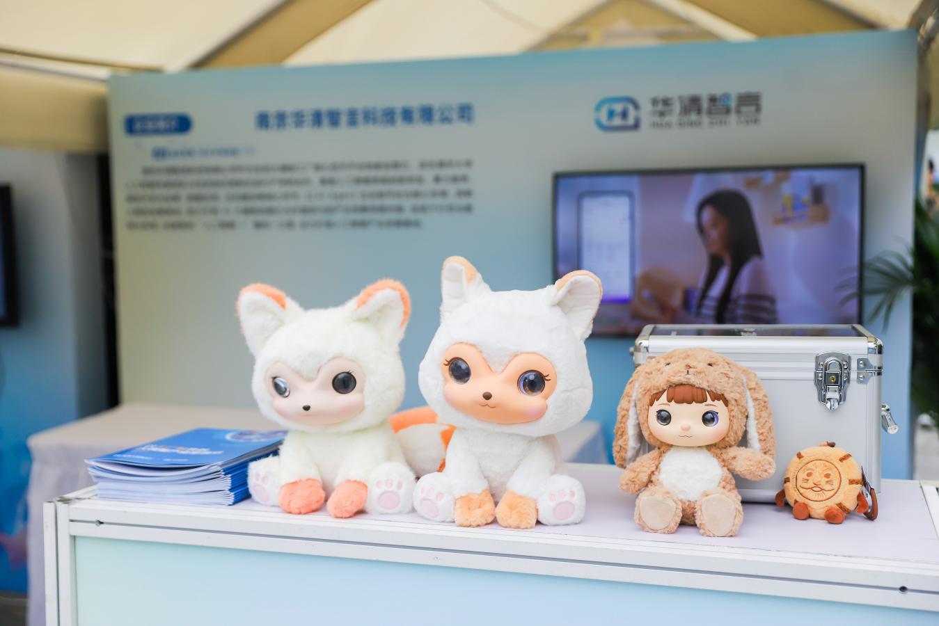 狐小玄、长耳兔、瓦当造型智能陪伴机器人