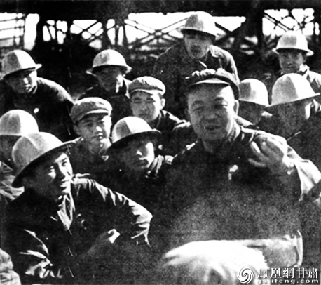 按周总理指示,王进喜宣传为干部平反、坚持恢复生产的重要意义。资料图片
