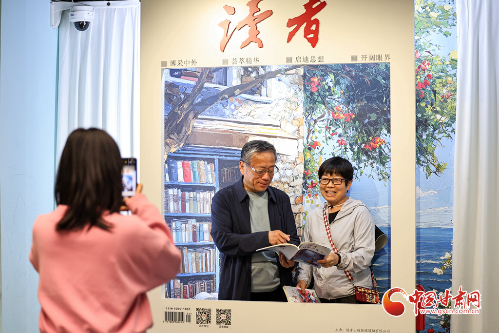 游客在甘肃省兰州市读者博物馆拍照留影
