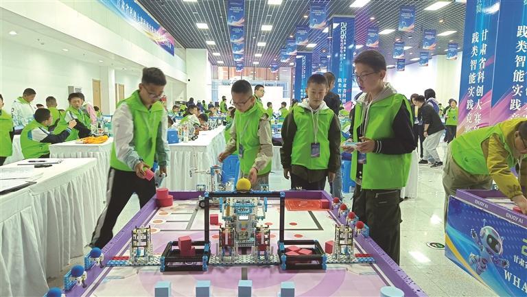 参赛选手专注调试操作机器人