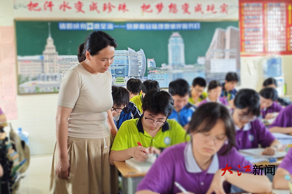 桂立群在教室指导学生做题