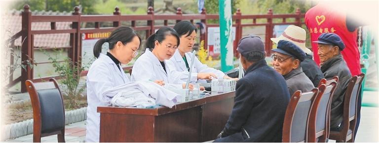 童晓莉(左二)为村民义诊