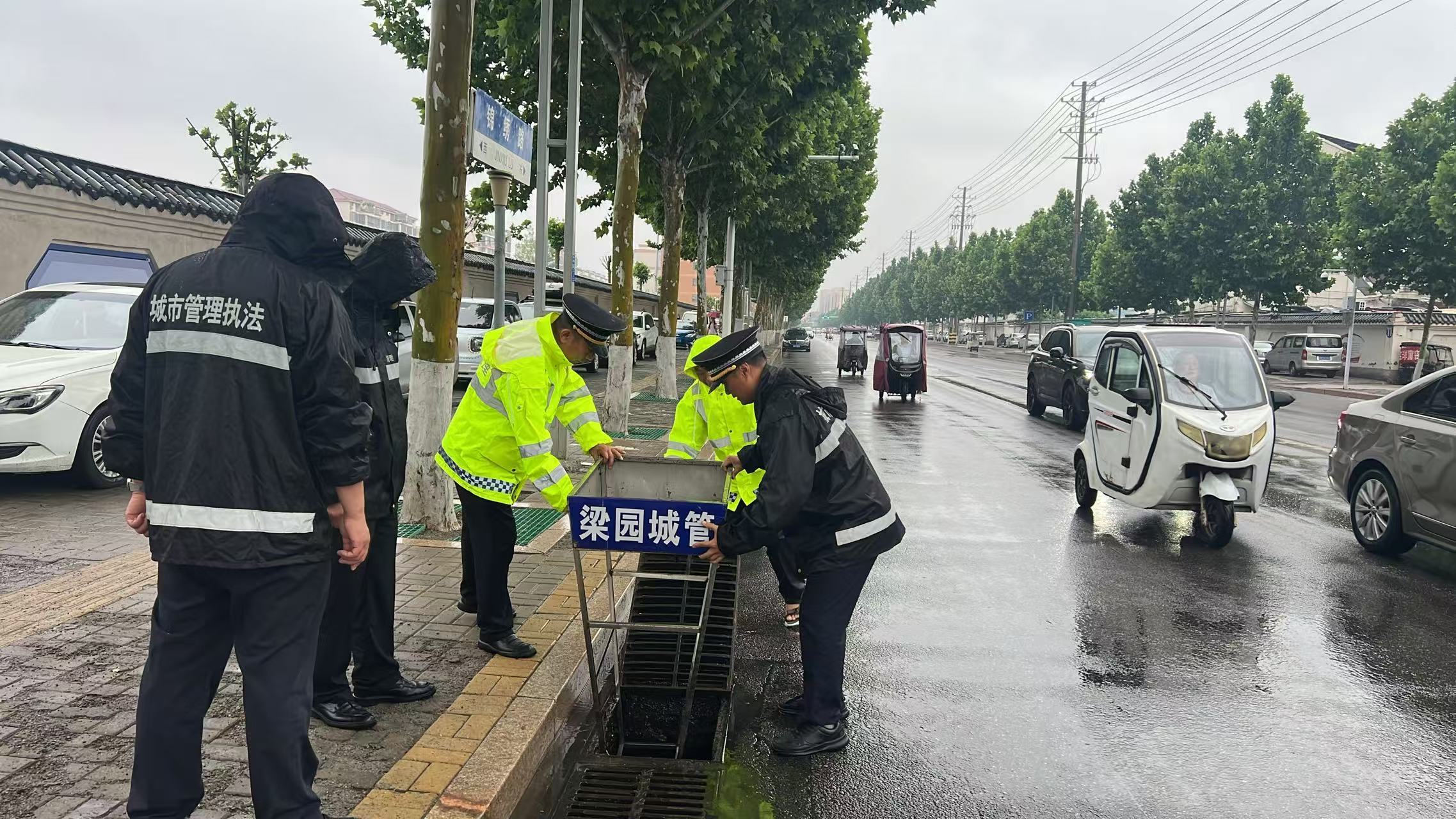 商丘市梁园区城管局:防汛排涝勇担当 护航城市保畅通