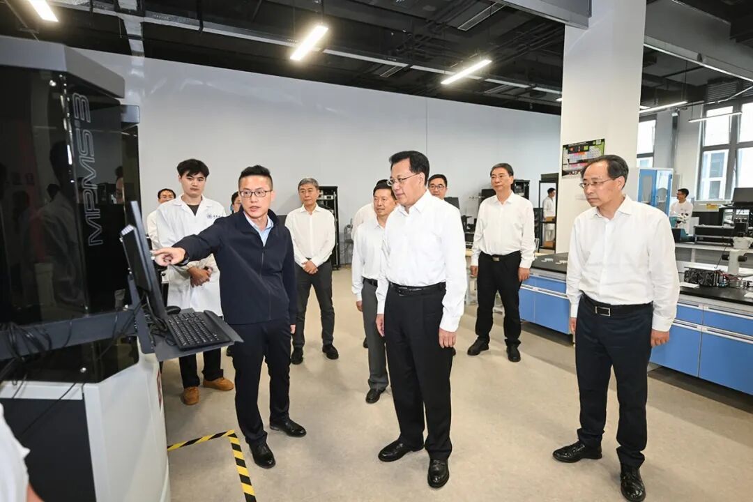 5月19日下午，市委书记袁家军考察重庆大学量子材料与器件研究中心。记者 苏思 摄/视觉重庆