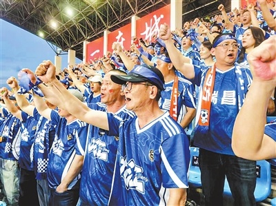 赣超让九江65岁老人重新爱上足球 全程追随九江队赛事